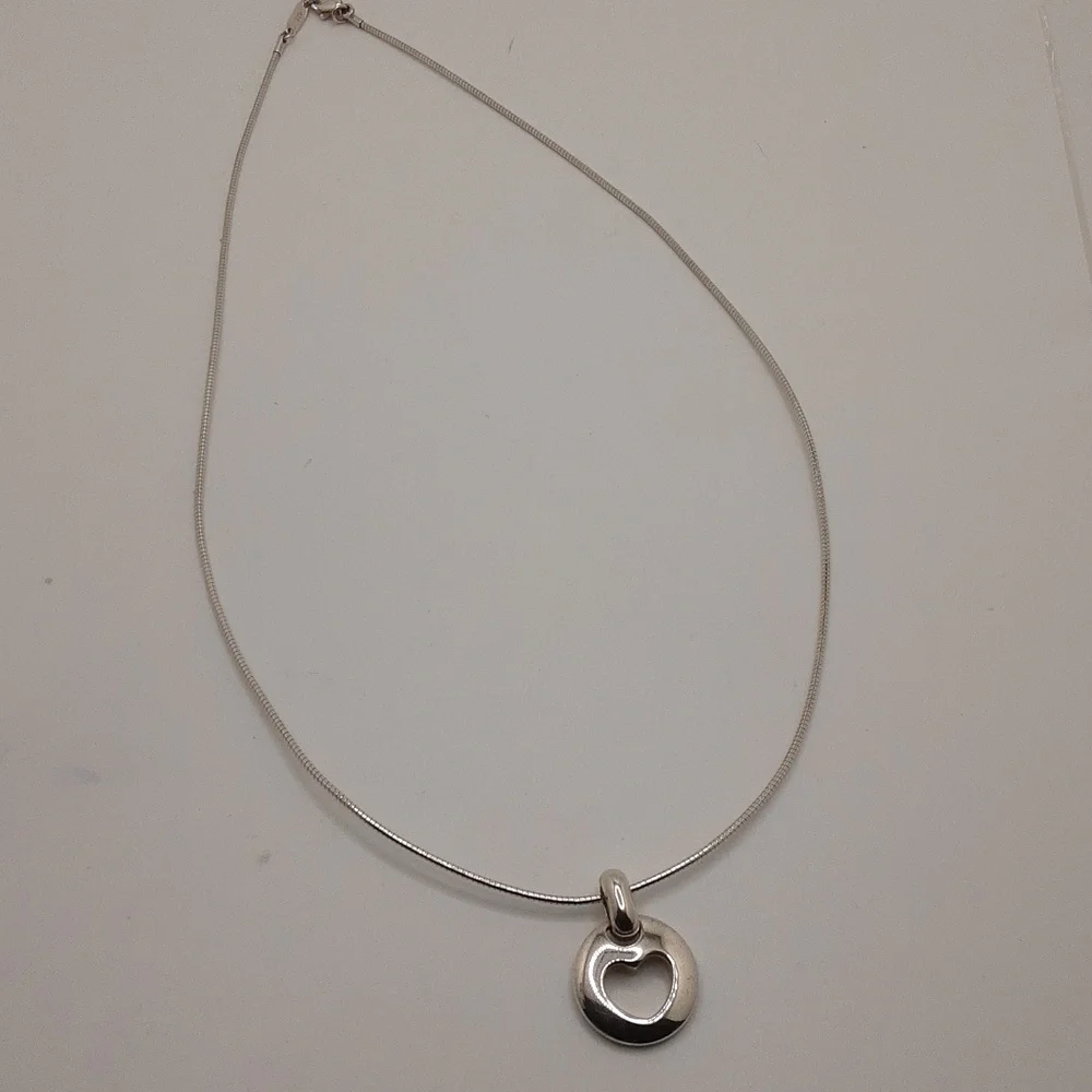 Authentic Tiffany & Co. Pierced Heart Pendant - Excellent Used Condition - Picture 6 of 13